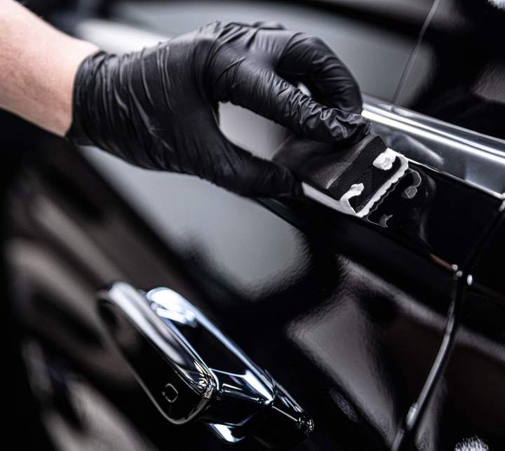 Application de protection céramique pour un véhicule éclatant